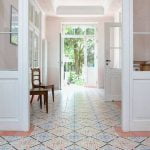 VIA golv betongklinker korridor med mönstrade plattor enfärgad fris